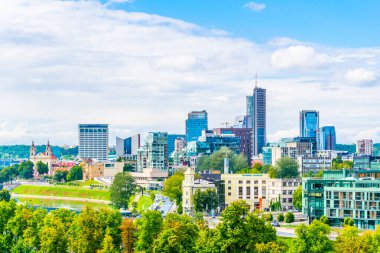 VILNIUS, LITHUANIA, 14 AĞUSTOS 2016: Vilnius, Litvanya 'daki Neris Nehri' nin Riverside 'ı.