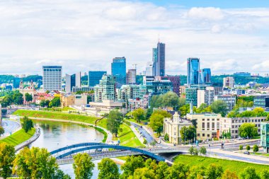 VILNIUS, LITHUANIA, 14 AĞUSTOS 2016: Vilnius, Litvanya 'daki Neris Nehri' nin Riverside 'ı.