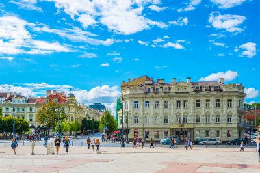 VILNIUS, LITHUANIA, 14 AĞUSTOS 2016: Gedimino prospektas (Gediminas Bulvarı) Litvanya 'nın Vilnius kentinde ana caddedir.