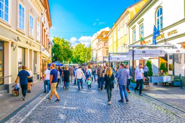 VILNIUS, LITHUANIA, 14 Ağustos 2016: Pilies gatve Litvanya 'nın Vilnius kentindeki ana turizm caddesi