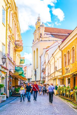 VILNIUS, LITHUANIA, 14 Ağustos 2016: Pilies gatve Litvanya 'nın Vilnius kentindeki ana turizm caddesi