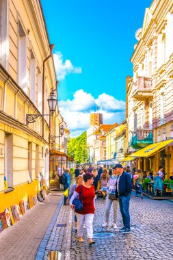 VILNIUS, LITHUANIA, 14 Ağustos 2016: Pilies gatve Litvanya 'nın Vilnius kentindeki ana turizm caddesi