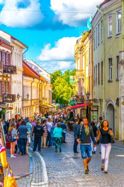 VILNIUS, LITHUANIA, 14 Ağustos 2016: Pilies gatve Litvanya 'nın Vilnius kentindeki ana turizm caddesi