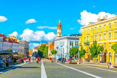 VILNIUS, LITHUANIA, 14 AĞUSTOS 2016: Litvanya 'nın başkenti Vilnius, Litvanya' nın şehir meydanı olan Rotus Aikste 'de insanlar geziniyor