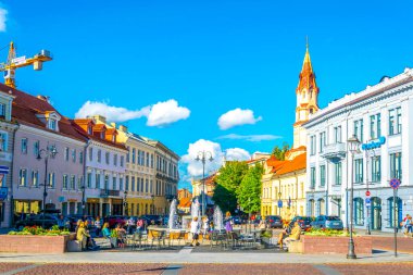 VILNIUS, LITHUANIA, 14 AĞUSTOS 2016: Litvanya 'nın başkenti Vilnius, Litvanya' nın şehir meydanı olan Rotus Aikste 'de insanlar geziniyor
