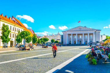 VILNIUS, Litvanya, 14 AĞUSTOS 2016: Litvanya 'nın başkenti Vilnius, Litvanya' nın belediye binasının önündeler