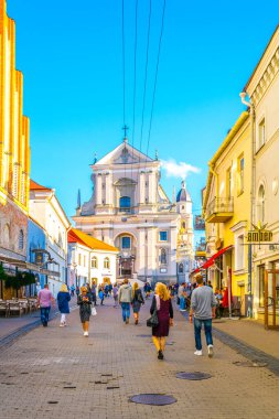 VILNIUS, LITHUANIA, 14 AĞUSTOS 2016: İnsanlar Litvanya 'nın Vilnius kentindeki St. Theresa Kilisesi' ne doğru yürüyorlar.