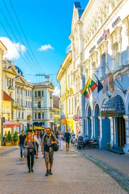 VILNIUS, LITHUANIA, 14 AĞUSTOS 2016: İnsanlar Litvanya 'nın Vilnius kentindeki St. Theresa Kilisesi' ne doğru yürüyorlar.