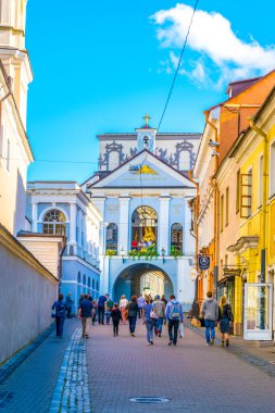 VILNIUS, Litvanya, 14 Ağustos 2016: İnsanlar Litvanya 'nın Vilnius kentindeki Şafak Kapısı' na doğru yürüyorlar.