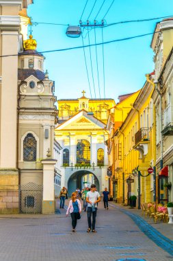 VILNIUS, Litvanya, 14 Ağustos 2016: İnsanlar Litvanya 'nın Vilnius kentindeki Şafak Kapısı' na doğru yürüyorlar.