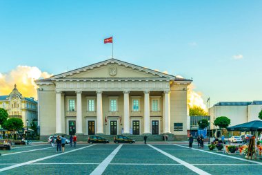 VILNIUS, LITHUANIA, 14 Ağustos 2016: Litvanya 'nın başkenti Vilnius, Litvanya' nın belediye binasının önünde insanlar yürüyor