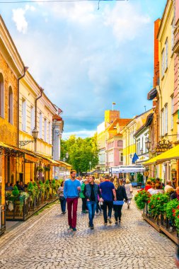 VILNIUS, LITHUANIA, 14 Ağustos 2016: Pilies gatve Litvanya 'nın Vilnius kentindeki ana turizm caddesi