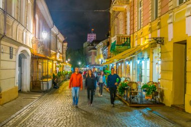 VILNIUS, LITHUANIA, AĞUSTOS 14 Ağustos 2016: Litvanya 'nın Vilnius kentindeki ana turizm caddesi olan Pilies Garı' nın gece manzarası