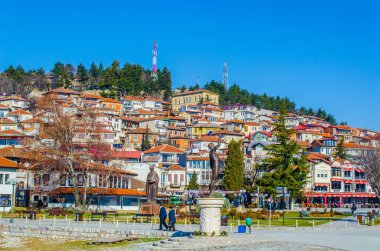 OHRID, MACEDONIA, FEBRUARY 14, 2014: Eski kasaba merkezi, farklı mimari ve samuel kalesi nedeniyle Unesco dünya mirası listesine üye olan Ohrid kasabasının tarihi kısmına bakış.