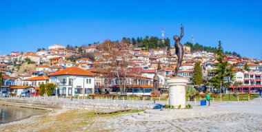OHRID, MACEDONIA, FEBRUARY 14, 2014: Eski kasaba merkezi, farklı mimari ve samuel kalesi nedeniyle Unesco dünya mirası listesine üye olan Ohrid kasabasının tarihi kısmına bakış.