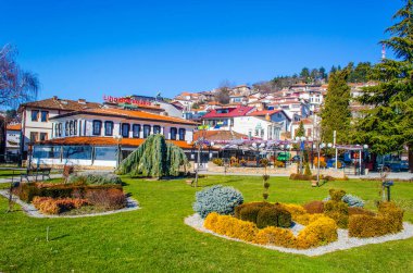 OHRID, MACEDONIA, FEBRUARY 14, 2014: Pek çok turist ve aynı zamanda unseco dünya mirası için sevilen bir yer olan Ohrid şehrindeki bir göl parkı manzarası.