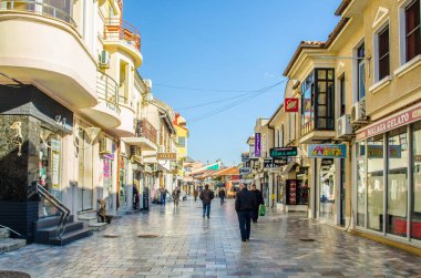 OHRID, MACEDONIA, 15 Şubat 2015: İnsanlar Macedonian unesco şehrinin tarihi merkezindeki ana alışveriş bulvarında yürüyorlar.