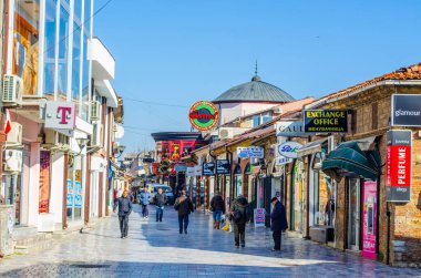 OHRID, MACEDONIA, 15 Şubat 2015: İnsanlar Macedonian unesco şehrinin tarihi merkezindeki ana alışveriş bulvarında yürüyorlar.