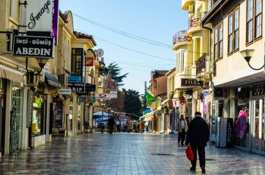 OHRID, MACEDONIA, 15 Şubat 2015: İnsanlar Macedonian unesco şehrinin tarihi merkezindeki ana alışveriş bulvarında yürüyorlar.