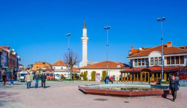 OHRID, MACEDONIA, 15 Şubat 2015: İnsanlar Macedonian unesco şehrinin tarihi merkezindeki ana alışveriş bulvarında yürüyorlar.