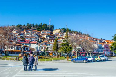 OHRID, MACEDONIA, FEBRUARY 14, 2014: Unesco listesindeki Ohrid kasabasının tarihi parçası ohrid gölünün yanında yer almaktadır ve tepede çar samuel kalesi ile tüm tepeye yayılmıştır..