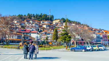 OHRID, MACEDONIA, FEBRUARY 14, 2014: Unesco listesindeki Ohrid kasabasının tarihi parçası ohrid gölünün yanında yer almaktadır ve tepede çar samuel kalesi ile tüm tepeye yayılmıştır..