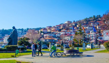 OHRID, FEBRUARY 14, 2015: İnsanlar güneşli bir günde ohrid gölünün yanındaki gölde geziniyorlar.