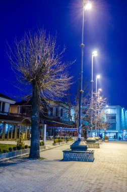 OHRID, MACEDONIA, FEBRUARY 14, 2015: Unesco listelenmiş tarihsel Macar kasabasının merkezindeki aydınlatılmış ana alışveriş yolu üzerinde gece görüşü.