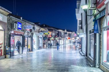 OHRID, MACEDONIA, FEBRUARY 14, 2015: Unesco listelenmiş tarihsel Macar kasabasının merkezindeki aydınlatılmış ana alışveriş yolu üzerinde gece görüşü.