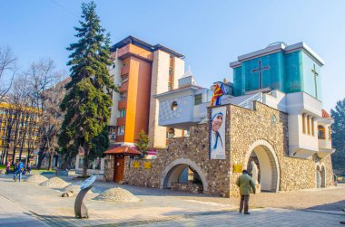 ÜSKÜP, MACEDONIA, ŞUBAT 16 Şubat 2015: Rahibe Teresa Anıt Evi, Rahibe Teresa Anıtı Üsküp 'teki insani yardım ve Nobel Barış Ödülü sahibi Rahibe Teresa' ya adandı.