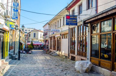 ÜSKÜP, MACEDONIA, FEBRUARY 16, 2015: İnsanlar mağazalar, restoranlar ve hatta pazar yerleriyle dolu çok sayıda dar sokaktan oluşan eski Skopje kasabasında yürüyorlar.