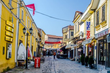 ÜSKÜP, MACEDONIA, FEBRUARY 16, 2015: İnsanlar mağazalar, restoranlar ve hatta pazar yerleriyle dolu çok sayıda dar sokaktan oluşan eski Skopje kasabasında yürüyorlar.