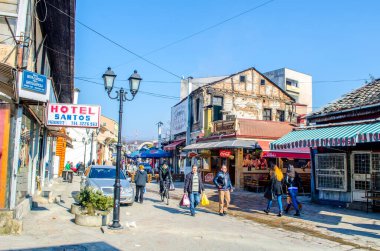 ÜSKÜP, MACEDONIA, FEBRUARY 16, 2015: İnsanlar mağazalar, restoranlar ve hatta pazar yerleriyle dolu çok sayıda dar sokaktan oluşan eski Skopje kasabasında yürüyorlar.