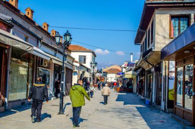 ÜSKÜP, MACEDONIA, FEBRUARY 16, 2015: İnsanlar mağazalar, restoranlar ve hatta pazar yerleriyle dolu çok sayıda dar sokaktan oluşan eski Skopje kasabasında yürüyorlar.