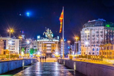 ÜSKÜP, MACEDONIA, 14 Mayıs 2016: Büyük İskender heykelinin hakim olduğu Macedonia meydanına giden antik taş köprünün gece manzarası.
