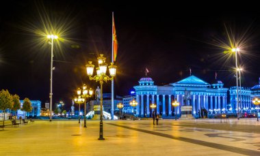 ÜSKÜP, MACEDONIA, 14 Mayıs 2016: Macar başkenti skopje 'deki taş köprü ve arkeoloji müzesinin gece manzarası.