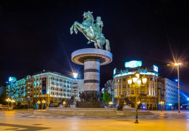 ÜSKÜP, MACEDONIA, 14 Mayıs 2016: Skopje 'deki Büyük İskender heykelinin hakim olduğu Macedonia meydanının gece manzarası.