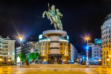 ÜSKÜP, MACEDONIA, 14 Mayıs 2016: Skopje 'deki Büyük İskender heykelinin hakim olduğu Macedonia meydanının gece manzarası.