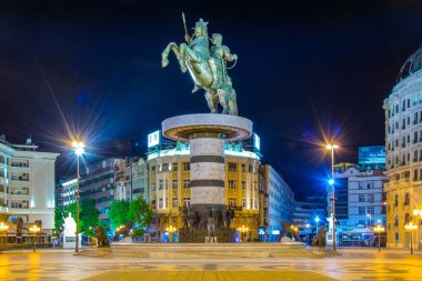 ÜSKÜP, MACEDONIA, 14 Mayıs 2016: Skopje 'deki Büyük İskender heykelinin hakim olduğu Macedonia meydanının gece manzarası.