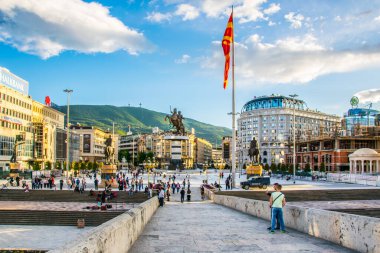 ÜSKÜP, MACEDONIA, 14 Mayıs 2016: Büyük İskender heykelinin hakim olduğu Macar başkenti Skopje 'deki antik taş köprüden insanlar geçiyorlar.