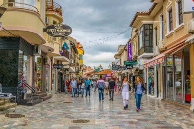 OHRID, MACEDONIA, 15 Mayıs 2016: İnsanlar Macedonian unesco kentinin tarihi merkezindeki ana alışveriş bulvarında yürüyorlar.