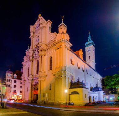 MÜZİK, GERÇEK, 20 AĞUSTOS 2015: Alman şehri Münih 'teki kutsal ruhun aydınlatılmış kilisesinin gece görüşü.