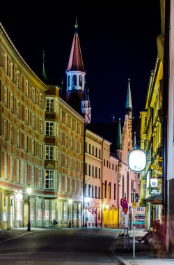 MUNICH, GERMANY, 20 AĞUSTOS 2015: Münih 'teki Münih' teki aydınlatılmış soygun caddesi ve Max Joseph Platz 'ı birbirine bağlayan gece görüşü