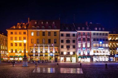 MÜZİK, GERMANY, 20 AĞUSTOS 2015: Münih 'teki Max-Joseph-Platz, Almanya, Bavyera yaz gecesi