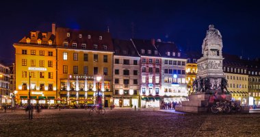 MÜZİK, GERMANY, 20 AĞUSTOS 2015: Münih 'teki Max-Joseph-Platz, Almanya, Bavyera yaz gecesi