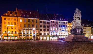 MÜZİK, GERMANY, 20 AĞUSTOS 2015: Münih 'teki Max-Joseph-Platz, Almanya, Bavyera yaz gecesi