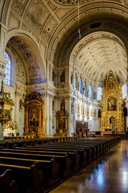 MUNİH, Almanya, 20 AĞUSTOS 2015: Münih Almanya 'daki St. Michael Kilisesi' nin İçi