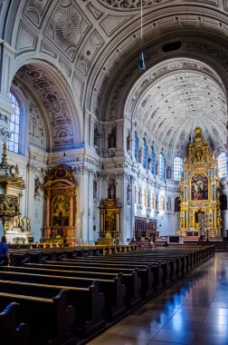 MUNİH, Almanya, 20 AĞUSTOS 2015: Münih Almanya 'daki St. Michael Kilisesi' nin İçi