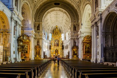 MUNİH, Almanya, 20 AĞUSTOS 2015: Münih Almanya 'daki St. Michael Kilisesi' nin İçi