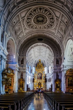 MUNİH, Almanya, 20 AĞUSTOS 2015: Münih Almanya 'daki St. Michael Kilisesi' nin İçi